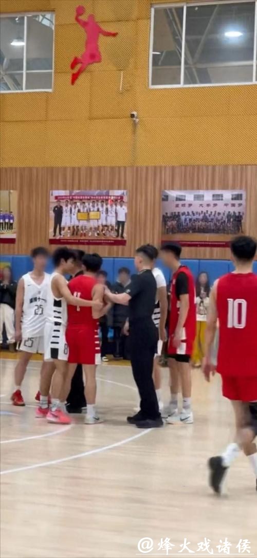 耐高山东赛区决赛发生百人大冲突：家长冲入球场内与球员互殴